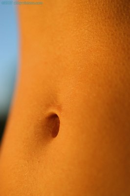 Lief klein knap meisje helemaal bloot buiten