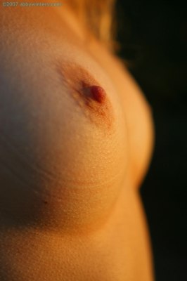 Lief klein knap meisje helemaal bloot buiten