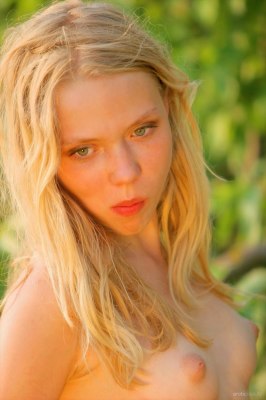 Grappig blond meisje jonge acteur naakt