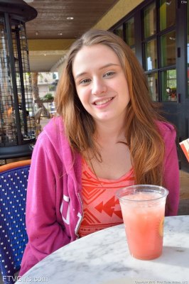 Nederlandse Ellie laat trots haar grote meisjesborsten zien