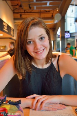 Opgewonden meisje probeert aubergine in vagina