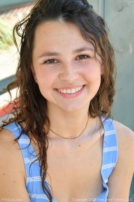 Fit naakt buurmeisje