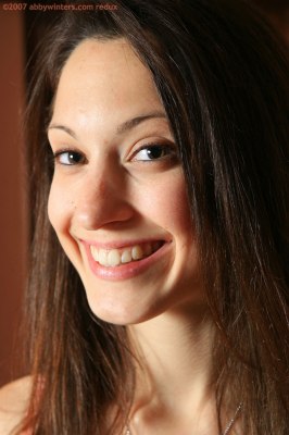 Knappe jonge vrouw kleedt zich uit voor de camera