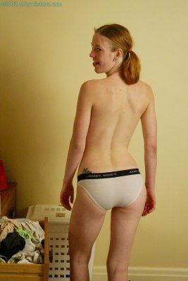 Ze plast in de achtertuin uit haar kleine kutje