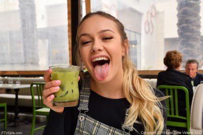 Schat van een meid laat haar kutje zien