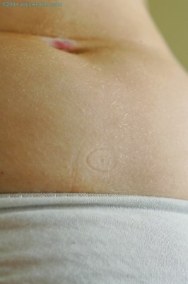 Lief roodharig meisje intiem in haar studentenkamer