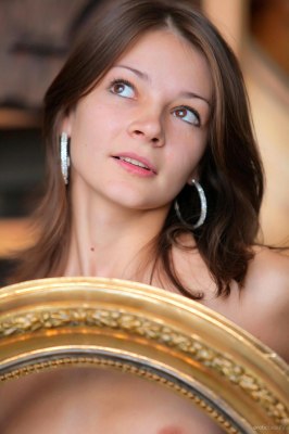 Timide meisje naakt op de foto