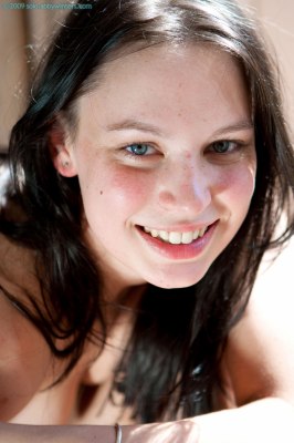  Rebekah met prachtige blauwe ogen en fluweelzachte jonge borsten