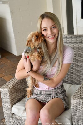 Close up vibrator in tiener vagina