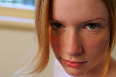 Gema bloot: slank roodharig tienermeisje met kleine puntige borsten