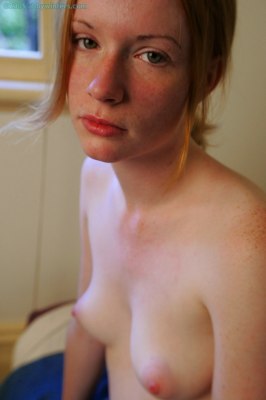 Gema bloot: slank roodharig tienermeisje met kleine puntige borsten