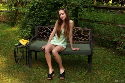 Klein meisje naakt met hoepel