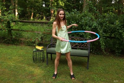 Klein meisje naakt met hoepel