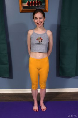 Stralend meisje trekt al haar kleren uit