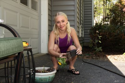 Blond meisje plast in haar achtertuin