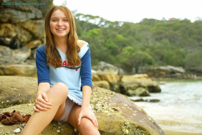 Sexy jong schatje op vakantie in het buitenland naakt op het strand