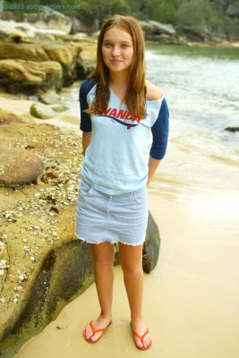 Sexy jong schatje op vakantie in het buitenland naakt op het strand