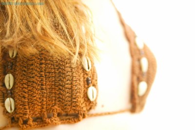 Sexy jong schatje op vakantie in het buitenland naakt op het strand