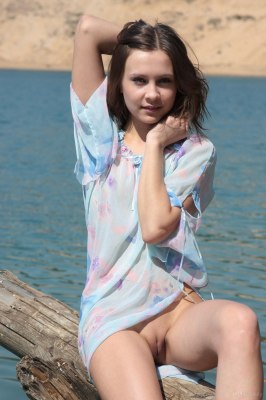 Nudist meisje met kleine tietjes borstjes