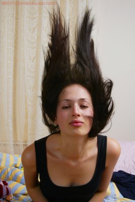 Blank meisje sexy en naakt in haar slaapkamer