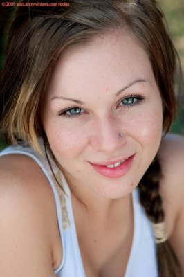 Achtertuin masturbatie van mooi meisje