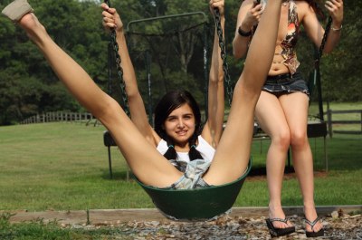 Jong sexy meisje bloot in de speeltuin