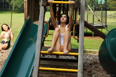 Jong sexy meisje bloot in de speeltuin