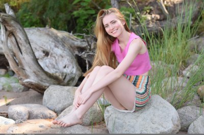 Bloedmooi jong blondje bloot