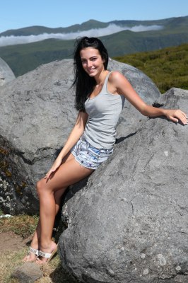 Jonge vrouw maakt selfies terwijl ze plast