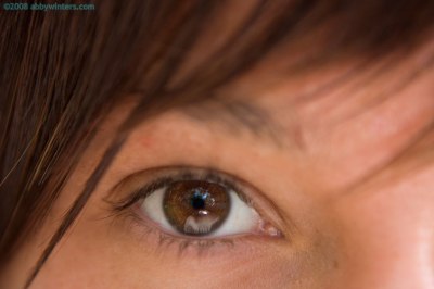 Meisjesachtige Isla kleedt stiekem uit in het bos