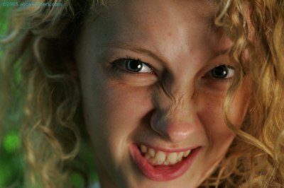 Spontaan naakt meisje met krullen en volle borsten