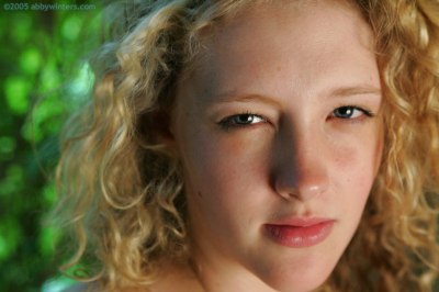 Spontaan naakt meisje met krullen en volle borsten