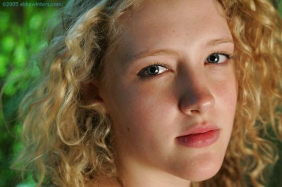 Spontaan naakt meisje met krullen en volle borsten