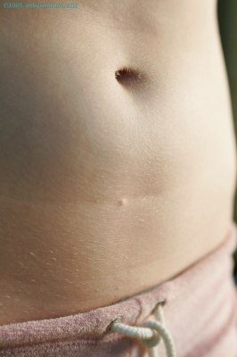 Spontaan naakt meisje met krullen en volle borsten