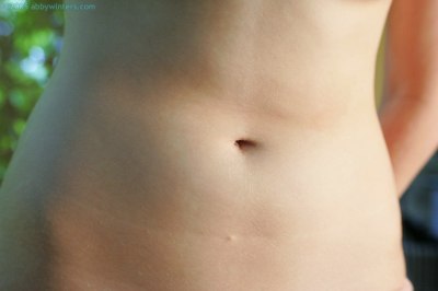 Spontaan naakt meisje met krullen en volle borsten