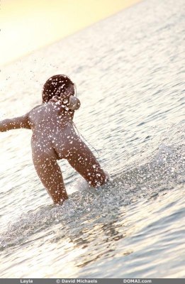 Blote tiener op nudistenstrand