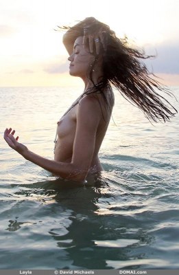 Blote tiener op nudistenstrand