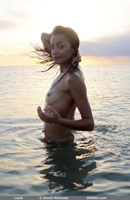 Blote tiener op nudistenstrand