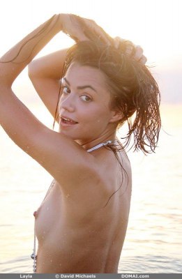 Blote tiener op nudistenstrand