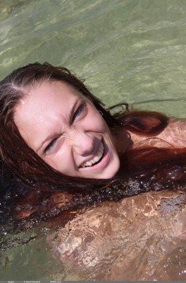 Mooie grote blote borsten van een jonge meid naakt in het water