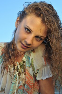 Slank meisje poseert naakt