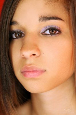 Lief timide meisje trekt haar kleren uit