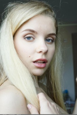 Gigantische grote natuurlijke borsten tienermeisje