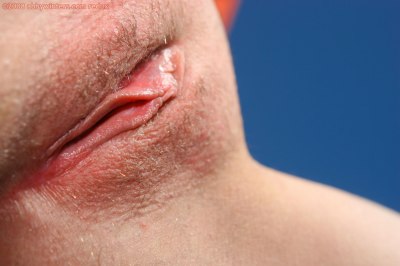 Mijn buurmeisje met haar spleetje in de zon