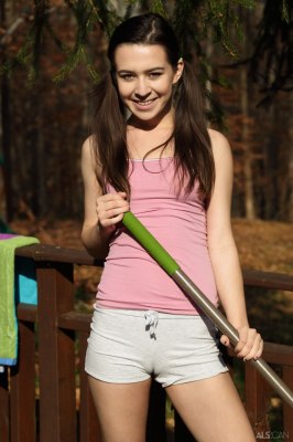 Tiener laat haar clitoris zien