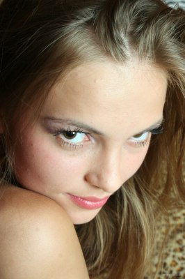 Jeugdige meid zonder kleren naakt