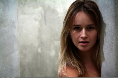 Ingetogen meisje voor het eerst naakt