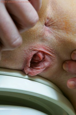 Meisje met lief gezicht laat haar vagina van heel dichtbij zien