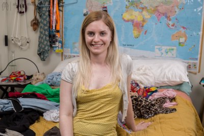 Lief vrolijk meisje met kleine borstjes