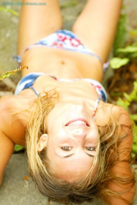 Kellie gewaagd naakt in het bos